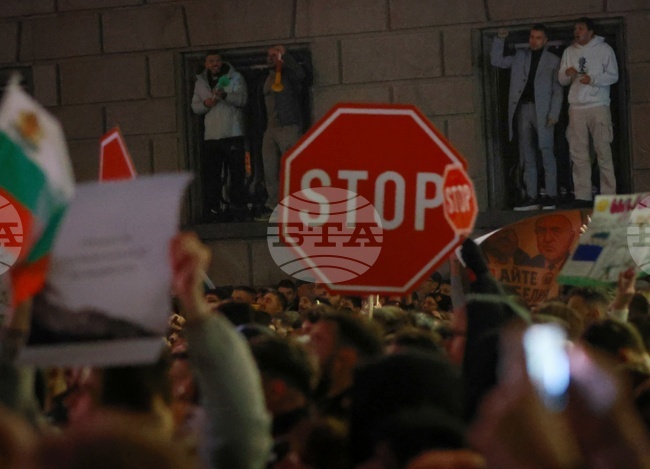 Движението на автомобили в района на "Триъгълника на властта" все още е блокирано, въпреки обявения край на протеста