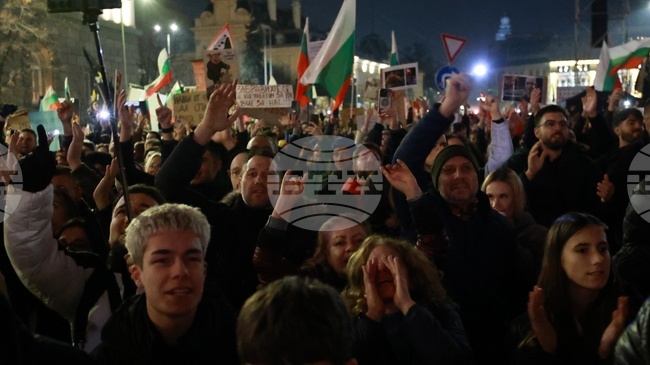 Ройтерс: Хиляди отново се събраха в България, за да искат оставката на правителството