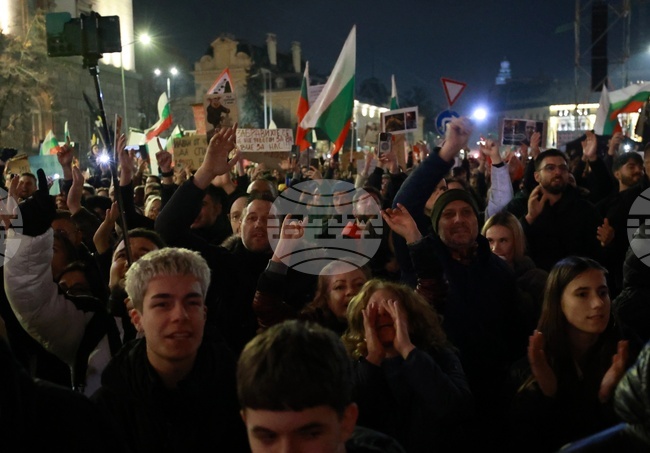Ройтерс: Хиляди отново се събраха в България, за да искат оставката на правителството