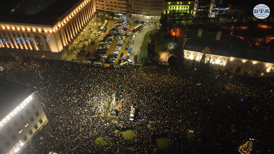 Множество граждани изпълниха "Триъгълника на властта" за протест под наслов "Оставка! Вън Пеевски и Борисов от властта!"
