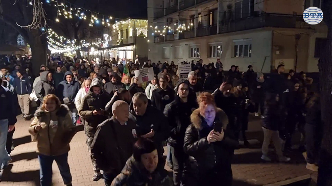 Протестът в Кюстендил с искане за оставка на правителството прерасна в шествие и приключи на Арката в центъра на града