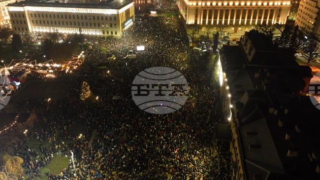 Световните агенции за протестите в България: десетки хиляди хора поискаха оставката на правителството преди страната да приеме еврото