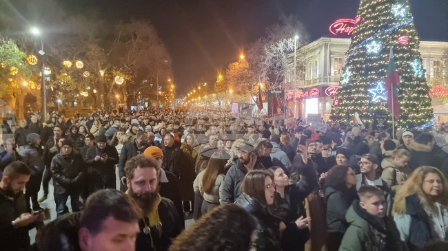 По време на протеста във Варна полицията е проверила 218 души, открити са спрейове и метален бокс