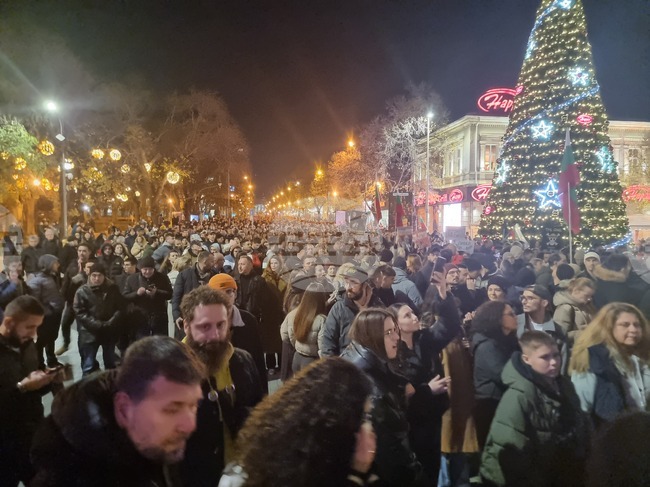 По време на протеста във Варна полицията е проверила 218 души, открити са спрейове и метален бокс