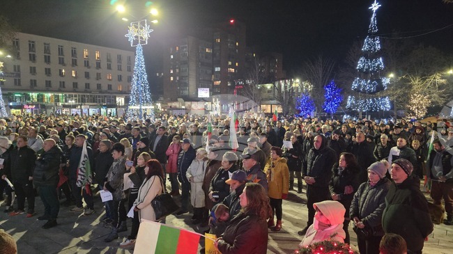 В Свищов граждани протестират с искане за оставка на правителството