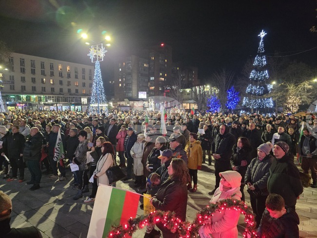 В Свищов граждани протестират с искане за оставка на правителството