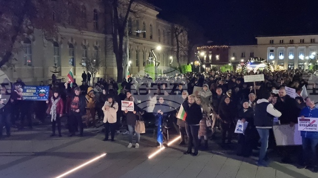 Недоволни от управлението на страната врачани излязоха на пореден протест в центъра на града