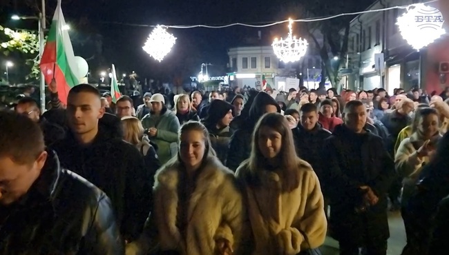 Протестът в Шумен срещу правителството прерасна в шествие