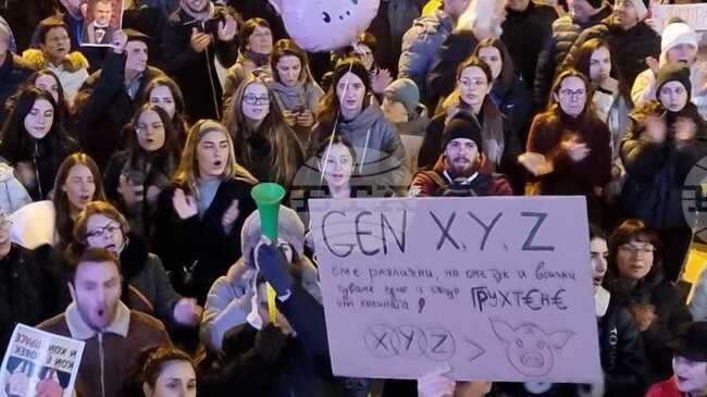 Протестиращите във Велико Търново заявиха, че искат оставка на правителството и призоваха политиците да чуят гласа на хората