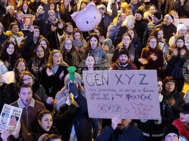 Протестиращите във Велико Търново заявиха, че искат оставка на правителството и призоваха политиците да чуят гласа на хората