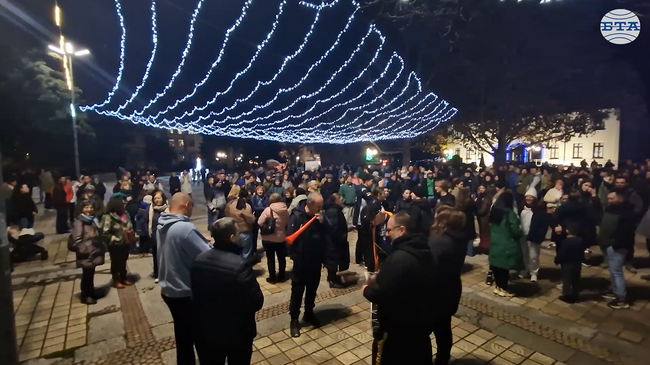 С призиви за оставка и за нормална държава премина първият антиправителствен протест в Троян