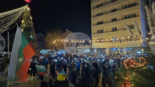 Два паралелни протеста с искане за оставката на правителството се състояха в Сандански 