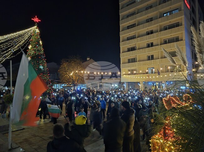 Два протеста - безпартиен и организиран от „Продължаваме промяната" с искане за оставката на правителството се състояха в Сандански 