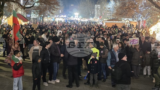 В Плевен протестът срещу управляващите премина в шествие по централната пешеходна улица