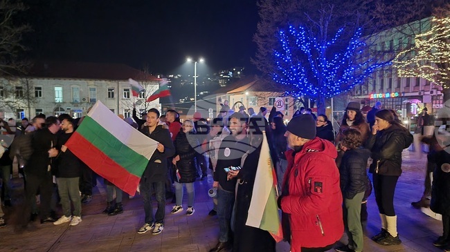 Протестиращи от няколко поколения поискаха в Смолян оставката на правителството 