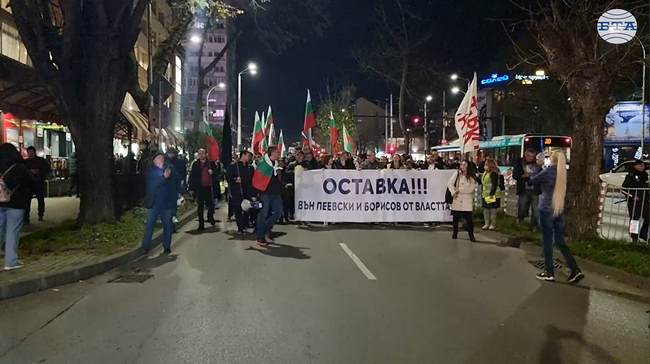  С викове „Оставка“ жители на Варна преминаха с шествие през центъра на града