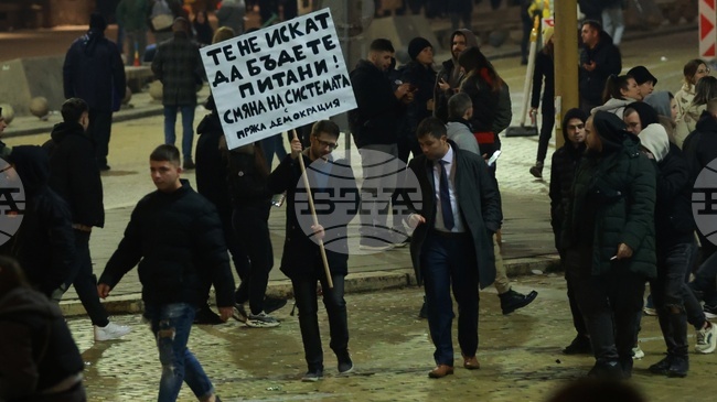 Движението на автомобили по бул. "Княз Александър Дондуков" в района на Народното събрание е възстановено