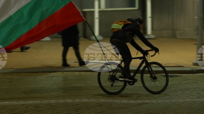 Групи от хора в черно и с маски стигнаха до централата на "ДПС - Ново начало" в София