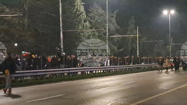 Протестиращи се изтеглят от центъра на София, Орлов мост, бул. „Цариградско шосе“ и кръстовището при Софийския университет са блокирани 