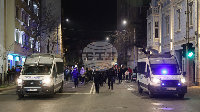 Задържан е мъж, запалил пиротехническо изделие на снощния протест в Пловдив