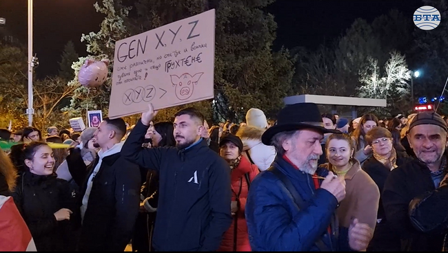 Протестиращите във Велико Търново заявиха, че искат оставка на правителството и призоваха политиците да чуят гласа на хората