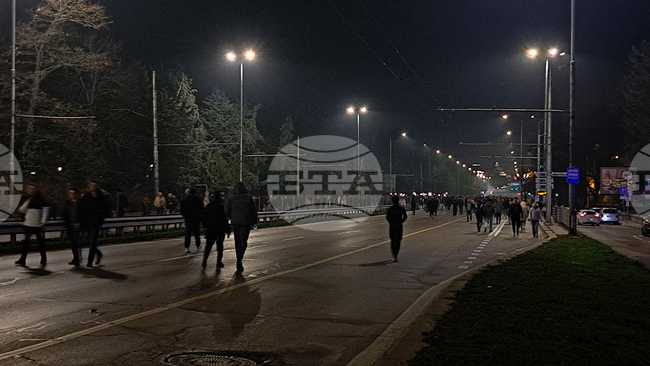 Протестиращи се изтеглят от центъра на София; Орлов мост, бул. „Цариградско шосе“ и кръстовището при Софийския университет са блокирани 