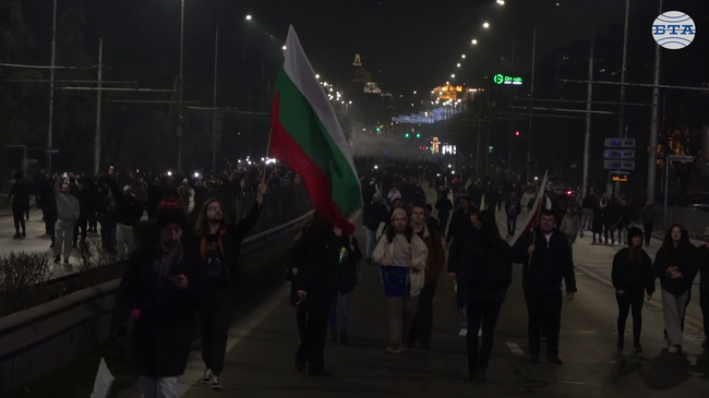 Протестиращи се изтеглят от центъра на София; Орлов мост, бул. „Цариградско шосе“ и кръстовището при Софийския университет са блокирани