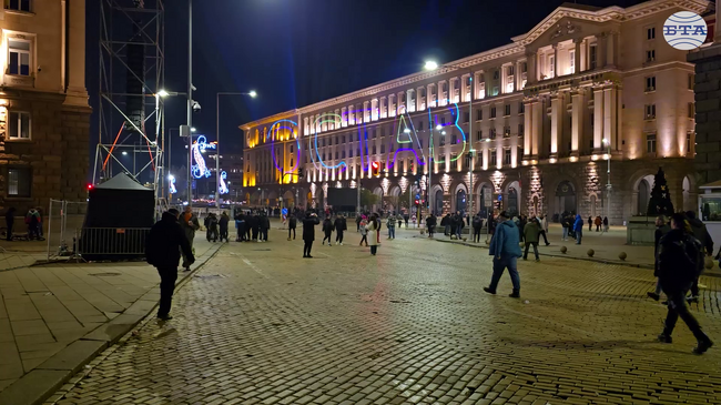 Движението на автомобили в района на "Триъгълника на властта" все още е блокирано, въпреки обявения край на протеста