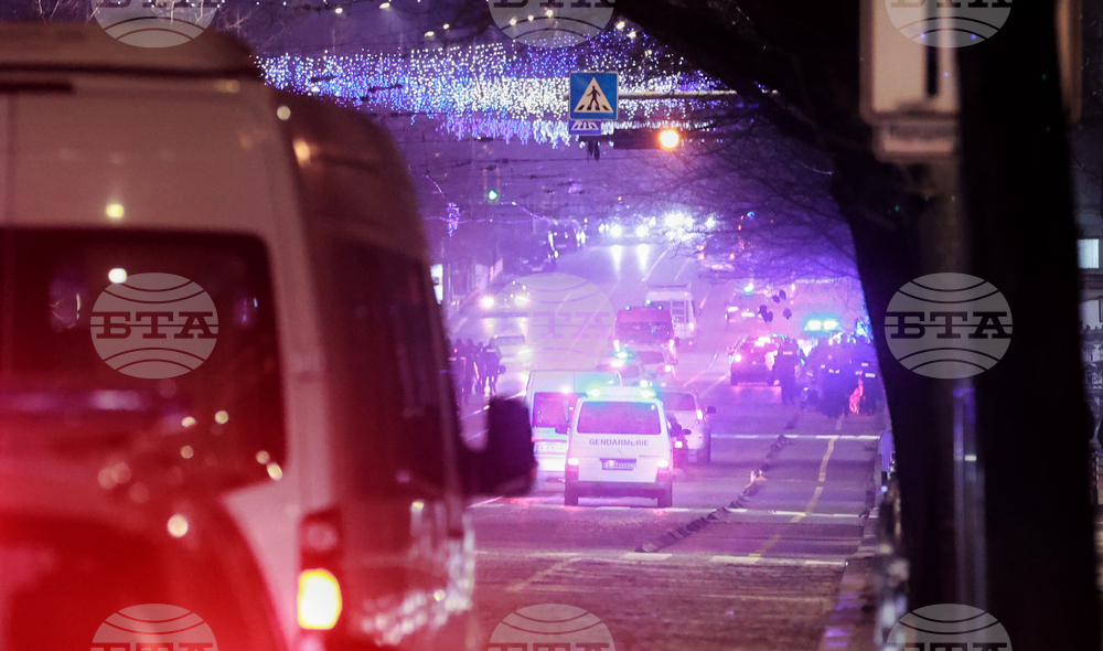 Движението на автомобили по бул. "Княз Александър Дондуков" в района на Народното събрание е възстановено