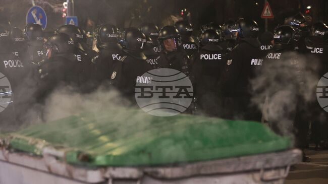 Групи от хора в черно и с маски стигнаха до централата на "ДПС - Ново начало" в София