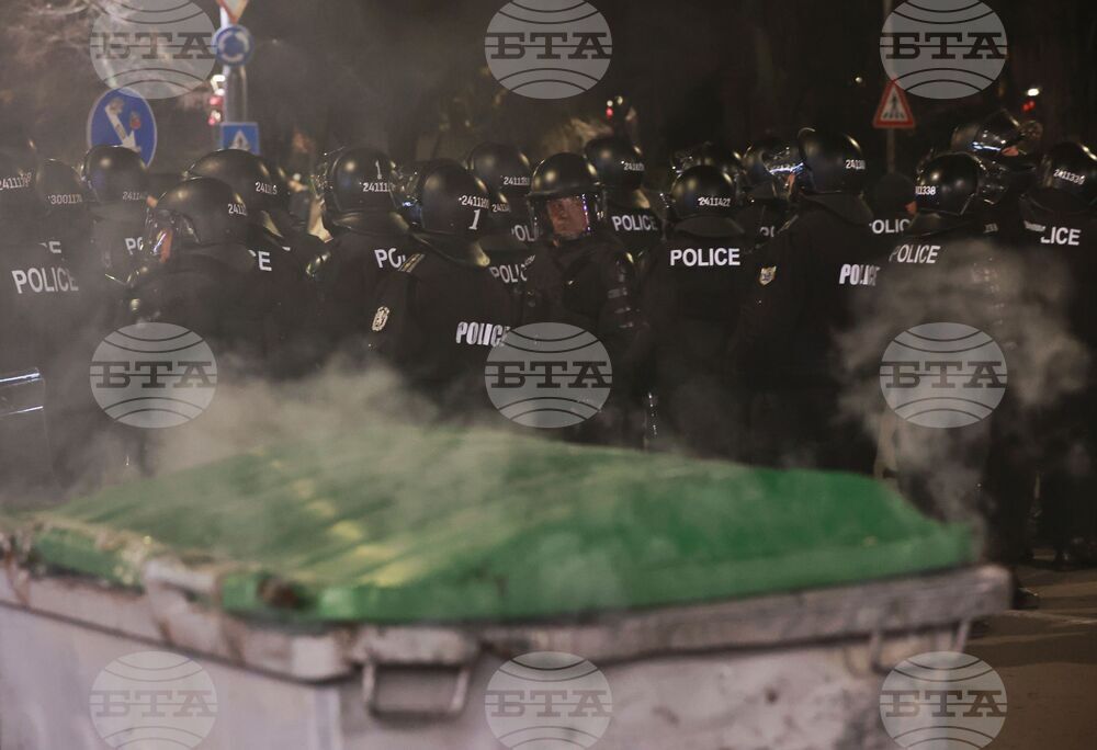 Sofia Police Handling Situation with 50-60 Aggressive People near MRF - New Beginning Party Headquarters