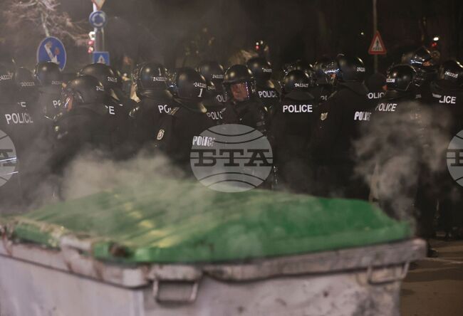 Групи от хора в черно и с маски стигнаха до централата на "ДПС - Ново начало" в София