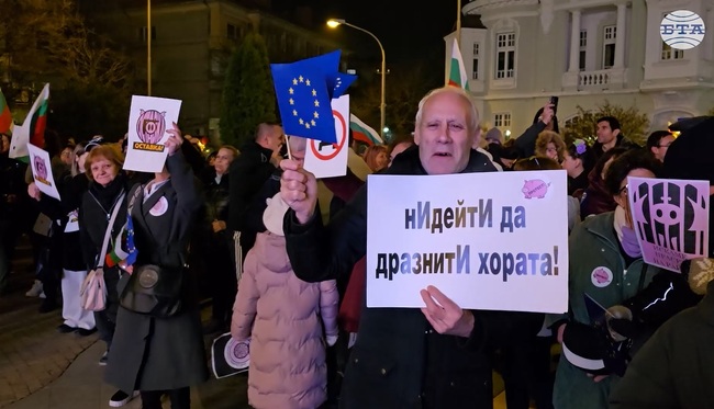 С мирно шествие приключи протестът с искане за оставка на правителството в Сливен