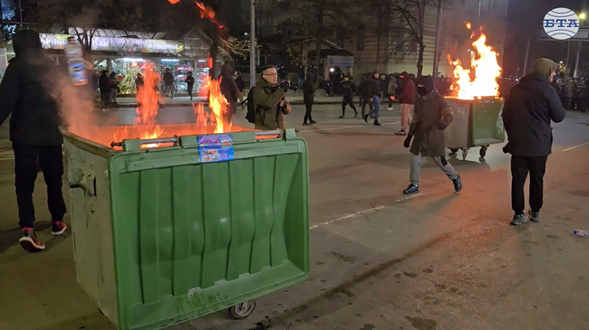 Групи от хора в черно и с маски стигнаха до централата на "ДПС - Ново начало" в София