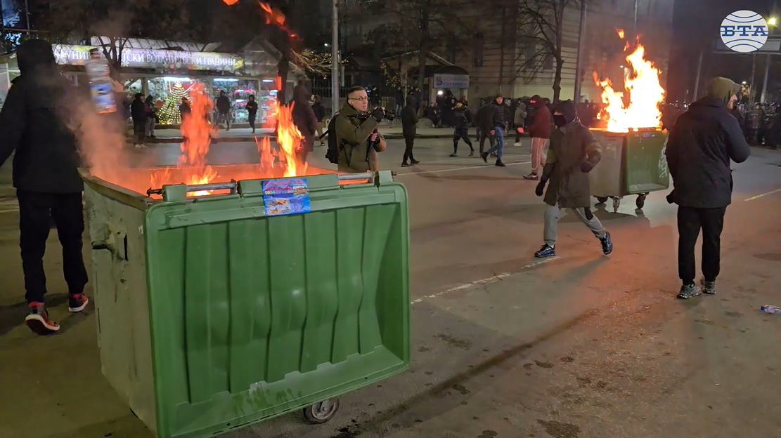 Групи от хора в черно и с маски стигнаха до централата на "ДПС - Ново начало" в София