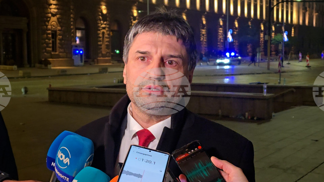 Полицията овладява ситуация с около 50-60 души, които проявяват агресия в близост до ул. "Врабча", заяви директорът на СДВР