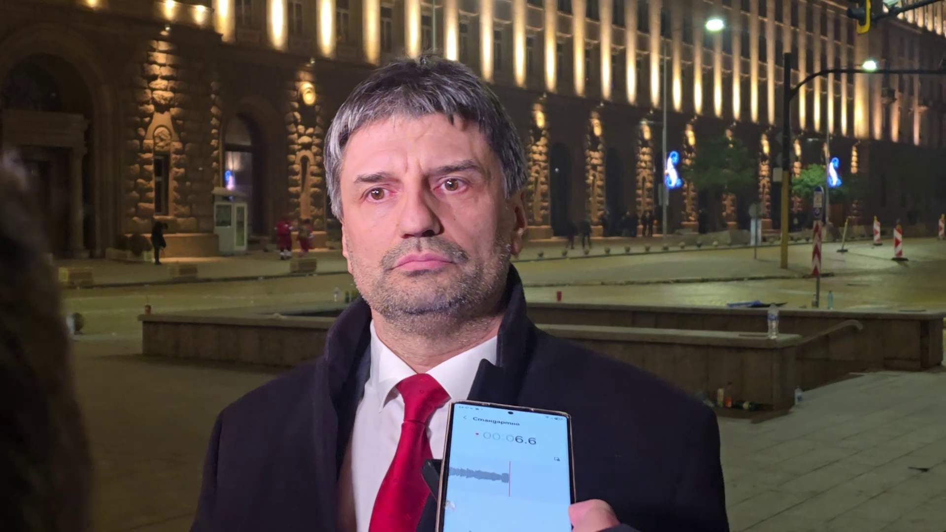 Полицията овладява ситуация с около 50-60 души, които проявяват агресия в близост до ул. "Врабча", заяви директорът на СДВР