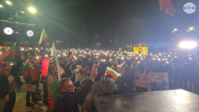 С викове "Оставка" благоевградчани протестираха на централния площад