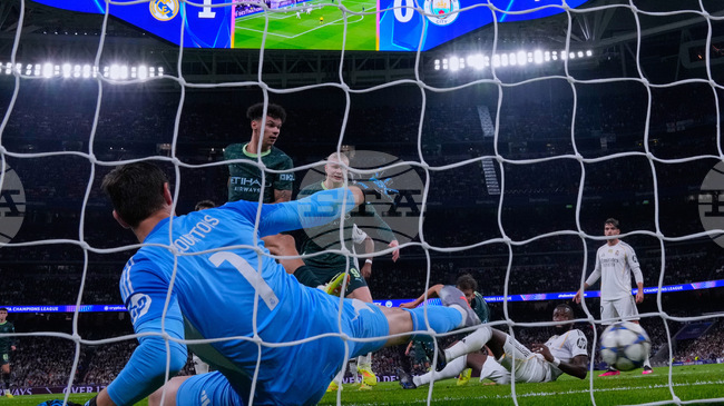 Ще защитаваме треньора до смърт, заяви вратарят на Реал Мадрид Тибо Куртоа