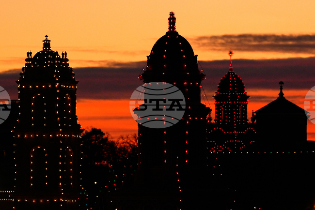 APTOPIX Missouri Daily LIfe Holiday Lights