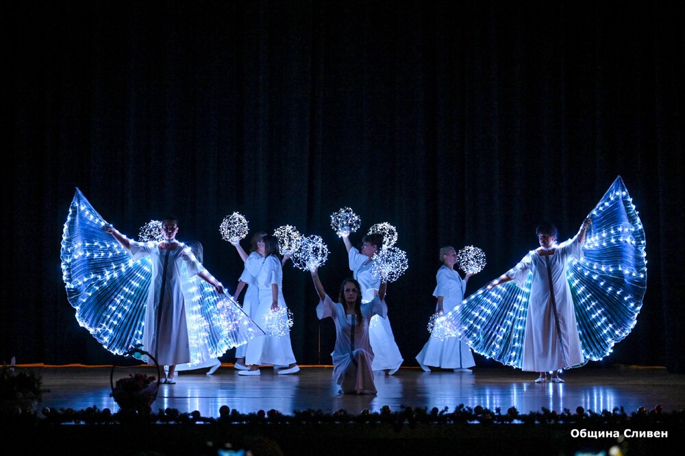 Коледно тържество – приказка, разказана от децата и младежите от дневните центрове в кв. „Клуцохор“ и от „Св. Стилиян Детепазител“