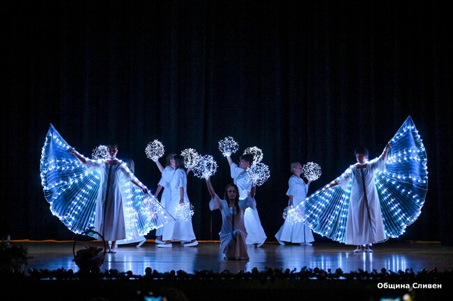 Коледно тържество – приказка, разказана от децата и младежите от дневните центрове в кв. „Клуцохор“ и от „Св. Стилиян Детепазител“