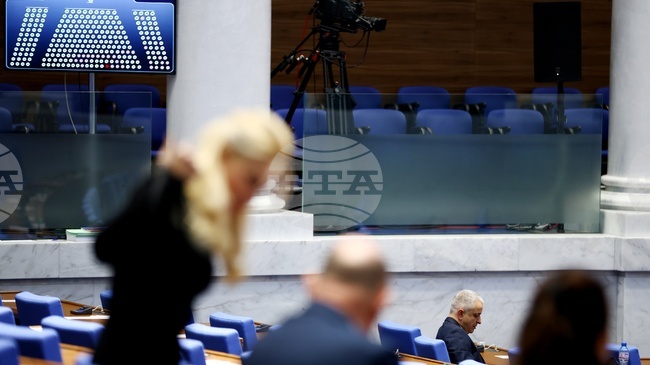 Парламентът обсъжда на първо четене коригирания законопроект за бюджета на държавното обществено осигуряване за 2026 г. 