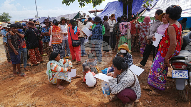 Ройтерс: Камбоджанците бягат при тежки условия, за да спасят живота си от боевете по границата с Тайланд