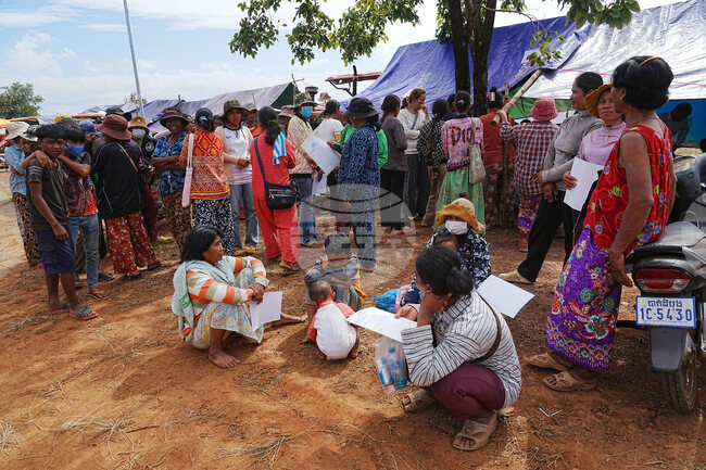 Ройтерс: Камбоджанците бягат при тежки условия, за да спасят живота си от боевете по границата с Тайланд