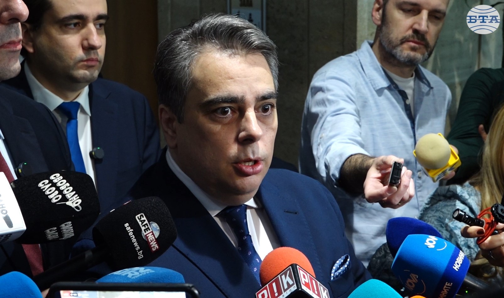 Безобразията продължават и в момента, заяви Асен Василев