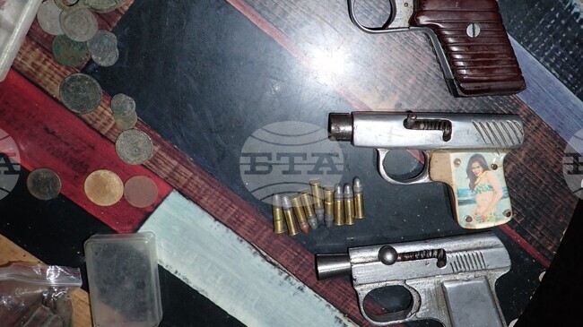 Културно-исторически ценности, оръжия и алкохол са иззети при полицейска операция в разградското село Дряновец