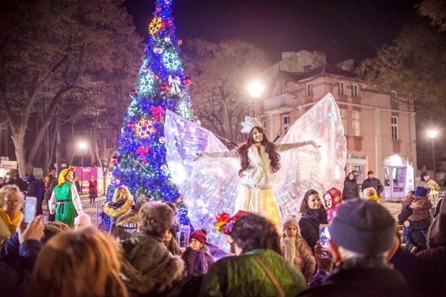 Община Ловеч: 15 декември – артистични изпълнения на кокили, Снежанка и Елза в „Магията на Коледа в Ловеч“