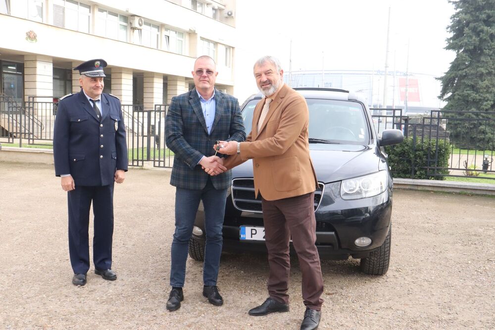 Областният управител Драгомир Драганов дари високопроходим джип на полицията в Русе 