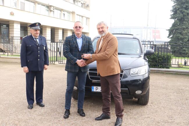 Областният управител Драгомир Драганов дари високопроходим джип на полицията в Русе 